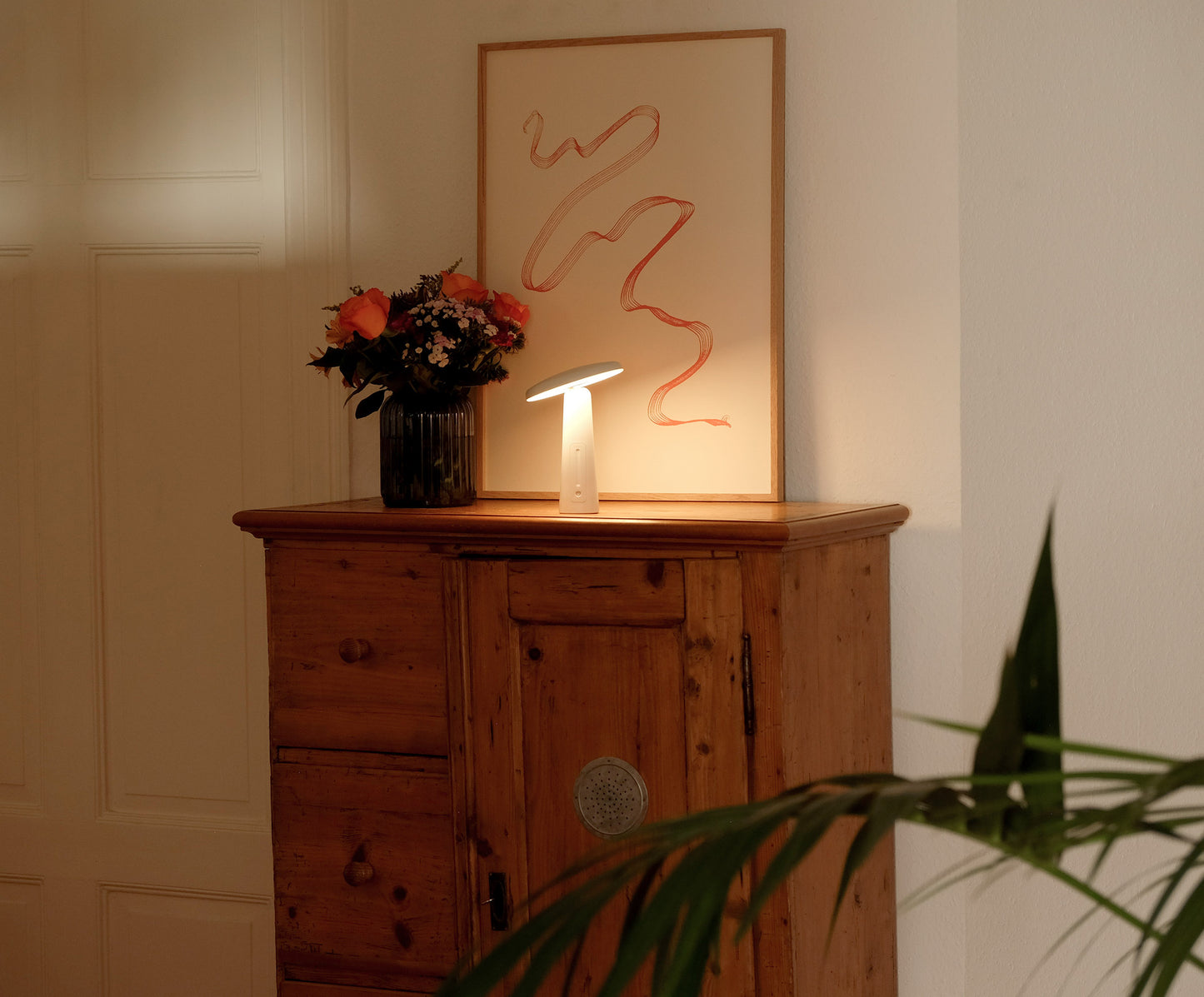 Aufladbare Akku LED Tischleuchte auf Kommode in Weiss von SARAZ Lights